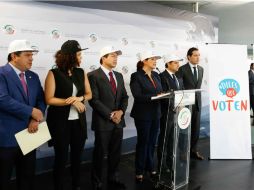 Los funcionarios portaron gorras que aluden al voto latino en las elecciones de EU. TWITTER / @senadomexicano