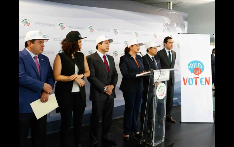 Los funcionarios portaron gorras que aluden al voto latino en las elecciones de EU. TWITTER / @senadomexicano