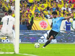 Luis Suárez (#9), del equipo de Uruguay, marca gol contra Colombia durante el partido de clasificación para Rusia 2018. AFP /