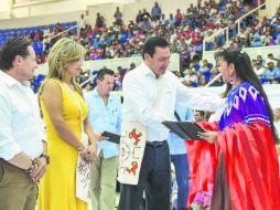 Osorio Chong, durante el acto protocolario en Sonora, donde se entregaron actas de nacimiento a personas de comunidades indígenas. ESPECIAL /