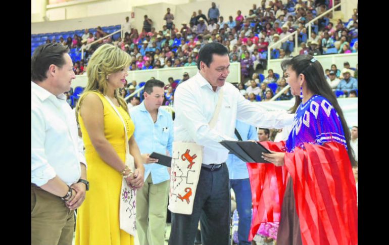 Osorio Chong, durante el acto protocolario en Sonora, donde se entregaron actas de nacimiento a personas de comunidades indígenas. ESPECIAL /