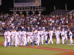 Tribunas llenas desde que se cantó el play ball enmarcaron la primera noche de beisbol invernal del año en Jalisco. EL INFORMADOR / M. Vargas