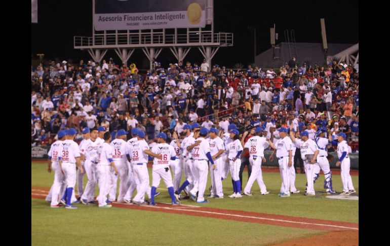 Tribunas llenas desde que se cantó el play ball enmarcaron la primera noche de beisbol invernal del año en Jalisco. EL INFORMADOR / M. Vargas