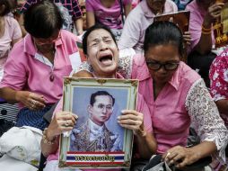 Bhumibol, en el trono desde 1946, era visto como un ser casi divino, símbolo unidad y guía de la nación. EFE / R. Yongrit