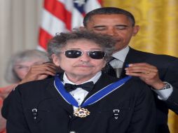 Obama otorgó a Dylan la Medalla de la Libertad en una ceremonia en la Casa Blanca en la que destacó que la voz única del bardo. AFP / ARCHIVO