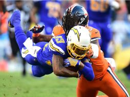 Dexter McCluster (33) se lanza con el balón ante la marca de Brandon Marshall, de los Broncos, durante el partido de ayer por la noche. AFP / H. How