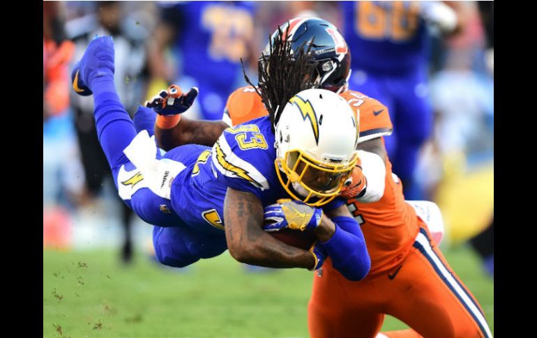 Dexter McCluster (33) se lanza con el balón ante la marca de Brandon Marshall, de los Broncos, durante el partido de ayer por la noche. AFP / H. How