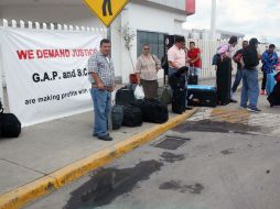 Los ejidatarios tienen presencia en la central aérea y dejan el paso libre al estacionamiento. EL INFORMADOR / ARCHIVO