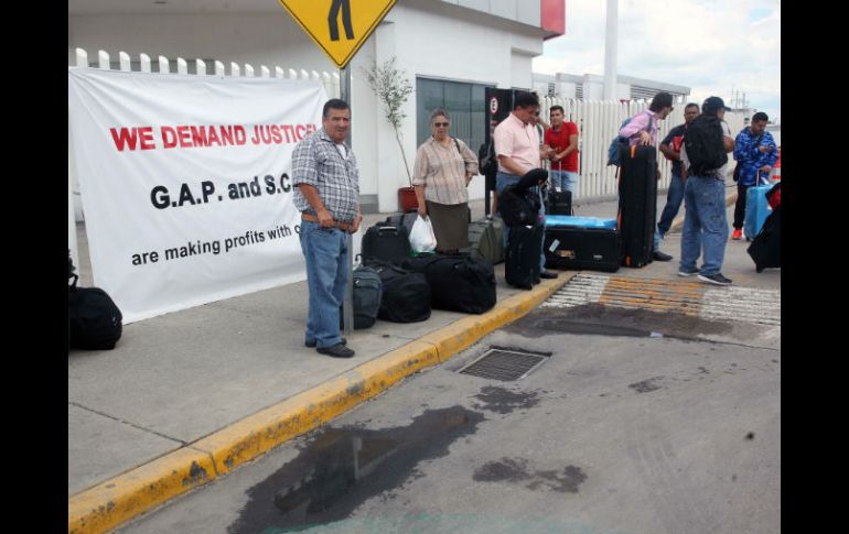 Los ejidatarios tienen presencia en la central aérea y dejan el paso libre al estacionamiento. EL INFORMADOR / ARCHIVO