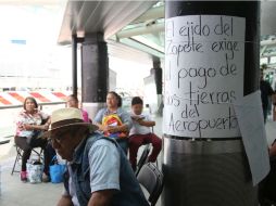 Ejidatarios señalan que mientras no les paguen, no van a liberar el estacionamiento y mantendrán el plantón en el área internacional. EL INFORMADOR / G. Gallo