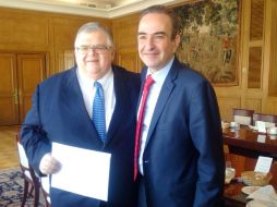 El diputado Estefan Chidiac junto al gobernador del Banco de México, Agustín Carstens. TWITTER / @EstefanChidiac