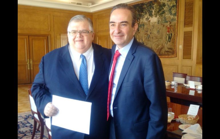 El diputado Estefan Chidiac junto al gobernador del Banco de México, Agustín Carstens. TWITTER / @EstefanChidiac