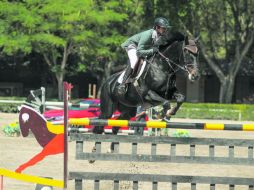 El jinete Martín Alejandro Jiménez, del Guadalajara Jockey Club, realiza su recorrido a lomos de 'Dosca'. EL INFORMADOR / F. Atilano