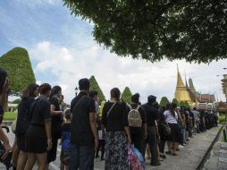 Se puede apreciar desde muy temprana hora una enorme fila de dolientes en los alrededores del Gran Palacio Real. AP / W. Wanichakorn