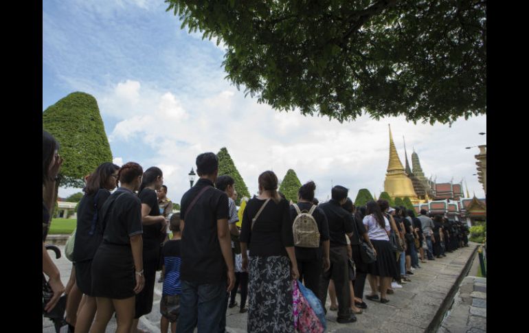 Se puede apreciar desde muy temprana hora una enorme fila de dolientes en los alrededores del Gran Palacio Real. AP / W. Wanichakorn