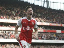 Arsenal estuvo cerca de estrenar el marcador a los cuatro minutos, pero Mesut Özil no acertó; anotó un gol más adelante. AP / T. Ireland