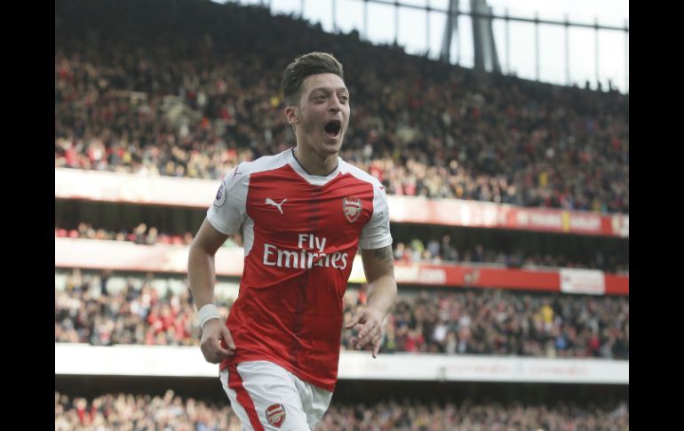 Arsenal estuvo cerca de estrenar el marcador a los cuatro minutos, pero Mesut Özil no acertó; anotó un gol más adelante. AP / T. Ireland