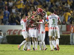 Jugadores del Necaxa celebran uno de los goles que les dio el triunfo. MEXSPORT / J. Martínez