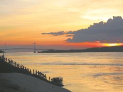 Espectacular atardecer en el río. EL INFORMADOR / P. Fernández Somellera