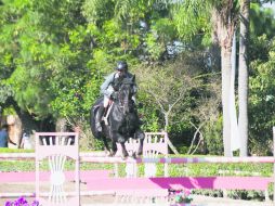 Triunfador. El jinete Martín Jiménez, del Guadalajara Jockey Club, realiza su recorrido a lomos de 'Dosca'. EL INFORMADOR / P. Franco