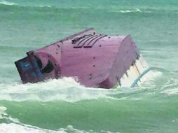 Desde hace más de un mes el barco camaronero permanece en el mar, pero el mal clima ha dificultado las acciones para sacarlo. ESPECIAL /