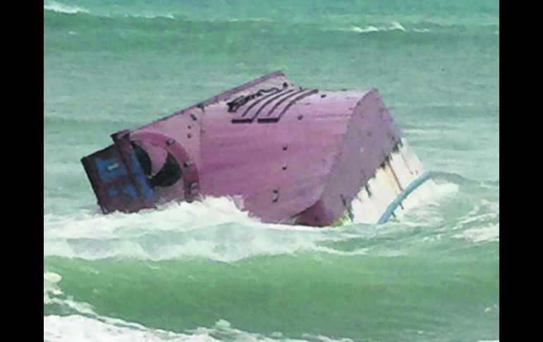 Desde hace más de un mes el barco camaronero permanece en el mar, pero el mal clima ha dificultado las acciones para sacarlo. ESPECIAL /