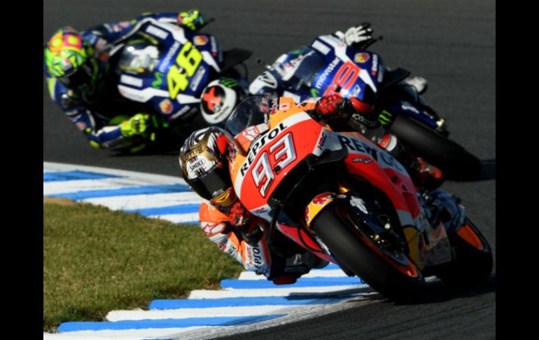 Marc Márquez (rojo) protagonizó una emocionante carrera, en donde varias veces fue rebasado por sus rivales. AFP / T. Kitamura