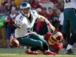 Ricky Jean Francois de los Pieles Rojas taclea al quaterback de las Águilas, Carson Wentz AP / A. Brandon