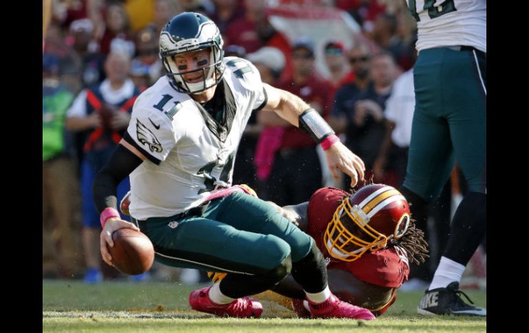 Ricky Jean Francois de los Pieles Rojas taclea al quaterback de las Águilas, Carson Wentz AP / A. Brandon