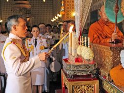 El principe Vajiralongkorn rinde honores funerarios a su padre. EFE / ROYAL HOUSEHOLD BUREAU