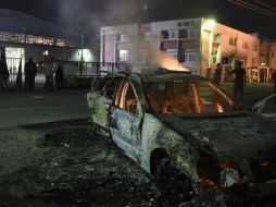 Los restos del auto yacen a las afueras de un campamento de refugiados en Oreokastro. AP / G. PAPANIKOS