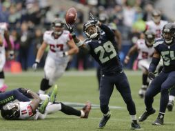 Earl Thomas, de los Halcones Marinos, intercepta un pase. AP / S. Brashear