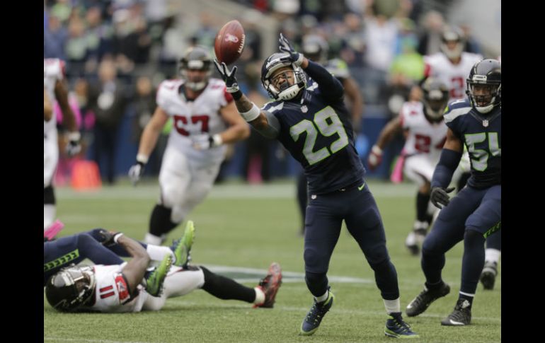 Earl Thomas, de los Halcones Marinos, intercepta un pase. AP / S. Brashear