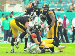 El mariscal de campo de Pittsburgh, Ben Roethlisberger (al centro), se perdió una serie ofensiva debido a una lesión. AFP /