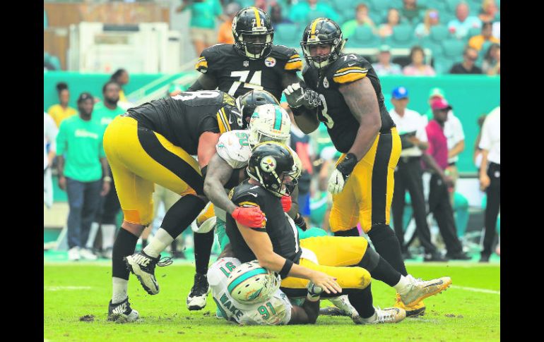 El mariscal de campo de Pittsburgh, Ben Roethlisberger (al centro), se perdió una serie ofensiva debido a una lesión. AFP /