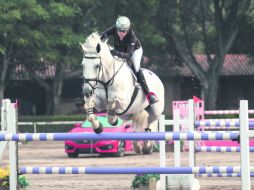 Lois Quijano y 'Mamma Mía' realizan su recorrido de segunda fase en la libre a 1.40 metros ayer en el Guadalajara Jockey Club. EL INFORMADOR / F. Atilano