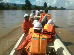 El lugar exacto del percance ya fue localizado y han llegado grúas para agilizar las labores de rescate. AFP /