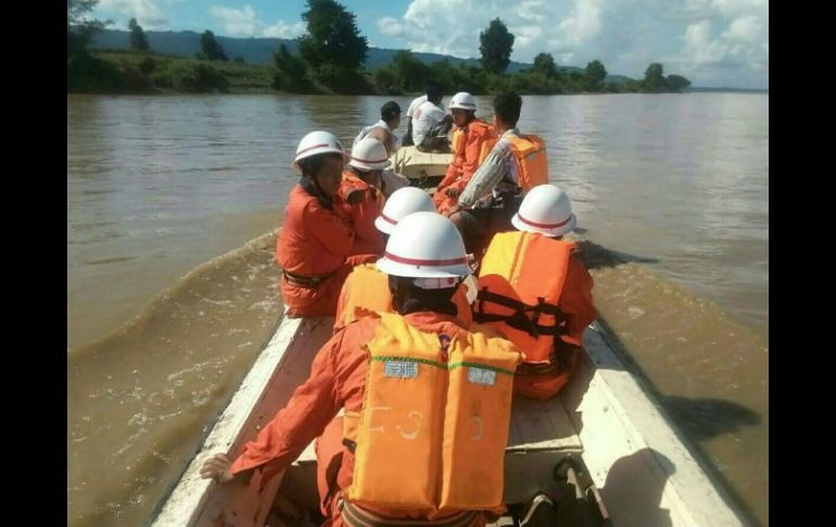 El lugar exacto del percance ya fue localizado y han llegado grúas para agilizar las labores de rescate. AFP /