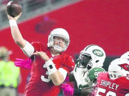 Carson Palmer. El quarterback de Arizona (#3) busca destinatario para su envío durante el partido de ayer. AP / R. Scuteri