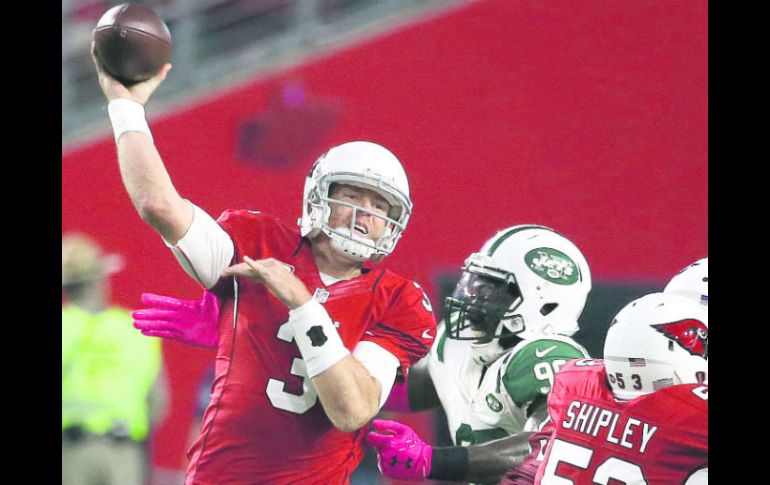 Carson Palmer. El quarterback de Arizona (#3) busca destinatario para su envío durante el partido de ayer. AP / R. Scuteri