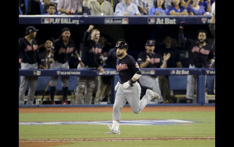 Jason Kipnis recorre el diamante tras pegar jonrón en la sexta entrada. AP / C. Riedel