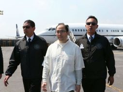 El acusado de lavado de dinero arriba al hangar de la PGR en la Ciudad de México. TWITTER / @PGR_mx