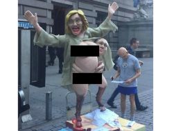 La estatua mostraba a Hillary Clinton con el torso desnudo y con pezuñas. TWITTER / @NYDailyNews