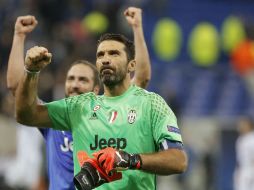 Gianluigi Buffon celebra la victoria de su equipo en la tercera jornada de la Liga de Campeones de la UEFA. EFE / G. Horcajuelo