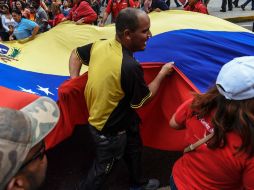 Un grupo de venezolanos llevan la bandera nacional durante una demostración en Caracas. AFP / J. Barreto