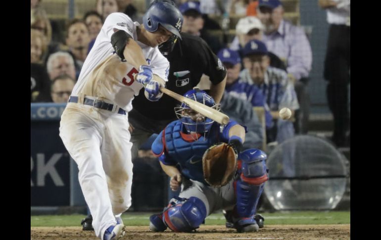 Corey Seager batea sencillo en la séptima entrada. La ofensiva angelina pegó 10 hits. AP / J. Hong