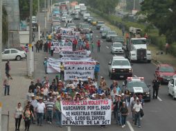 El recorrido lo realizan por un carril lateral de Carretera a Chapala y el acotamiento. EL INFORMADOR / F. Atilano