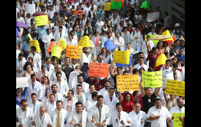 Los quejosos destacan que ya no pueden trabajar sin consumibles, como guantes y jeringas, para atender a pacientes. EL INFORMADOR / R. Tamayo