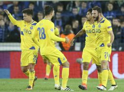 Layún (D) celebra uno de los goles que le dieron ayer la victoria a su equipo. AFP / J. Thys