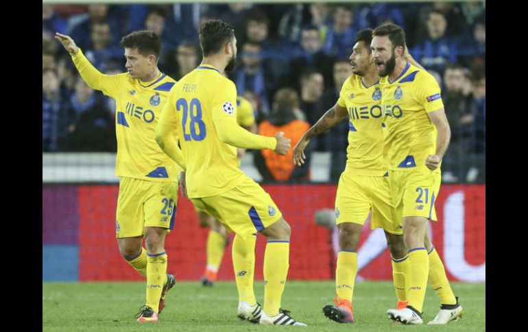 Layún (D) celebra uno de los goles que le dieron ayer la victoria a su equipo. AFP / J. Thys